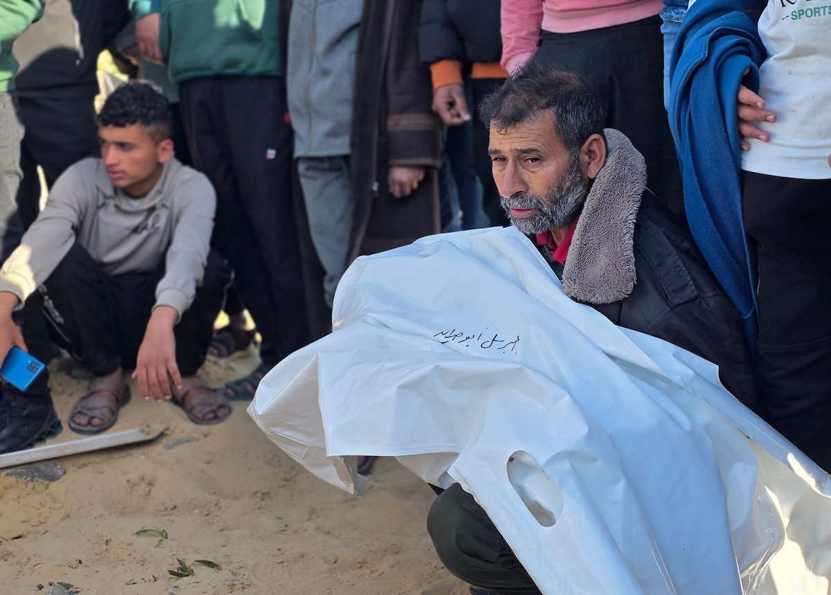 ينعى الفلسطينيون أرواح ذويهم بعد أن استهدفت القوات الإسرائيلية خيمةً تؤوي نازحين مدنيين بطائرة مسيرة في خان يونس جنوب قطاع غزة في 31 يناير/كانون الثاني 2026. (صورة: طارق محمد)