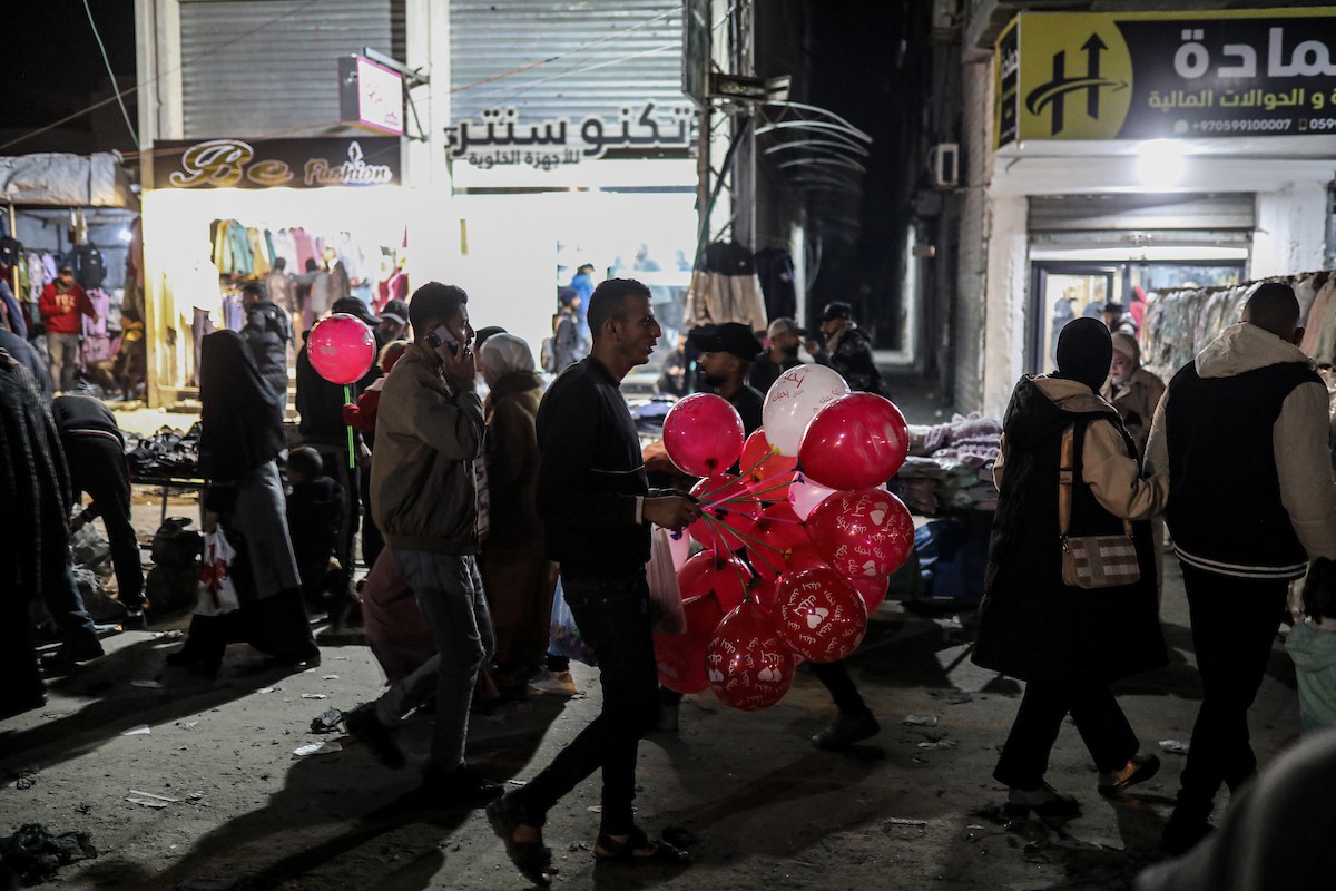 شارع عمر المختار بحي الرمال في مدينة غزة، ليل 31 ديسمبر/كانون الأول 2025، آخر أيام عام 2025، صورة: عمر أشتوي