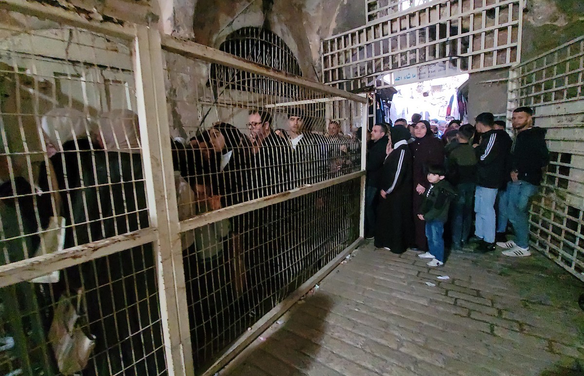 تجمّع فلسطينيون في الحرم الإبراهيمي بالخليل، الضفة الغربية، لإحياء ذكرى الإسراء والمعراج، رغم القيود الإسرائيلية وحظر الصلاة داخل المسجد، في 17 يناير/كانون الثاني 2026. (صورة: مأمون وزواز)