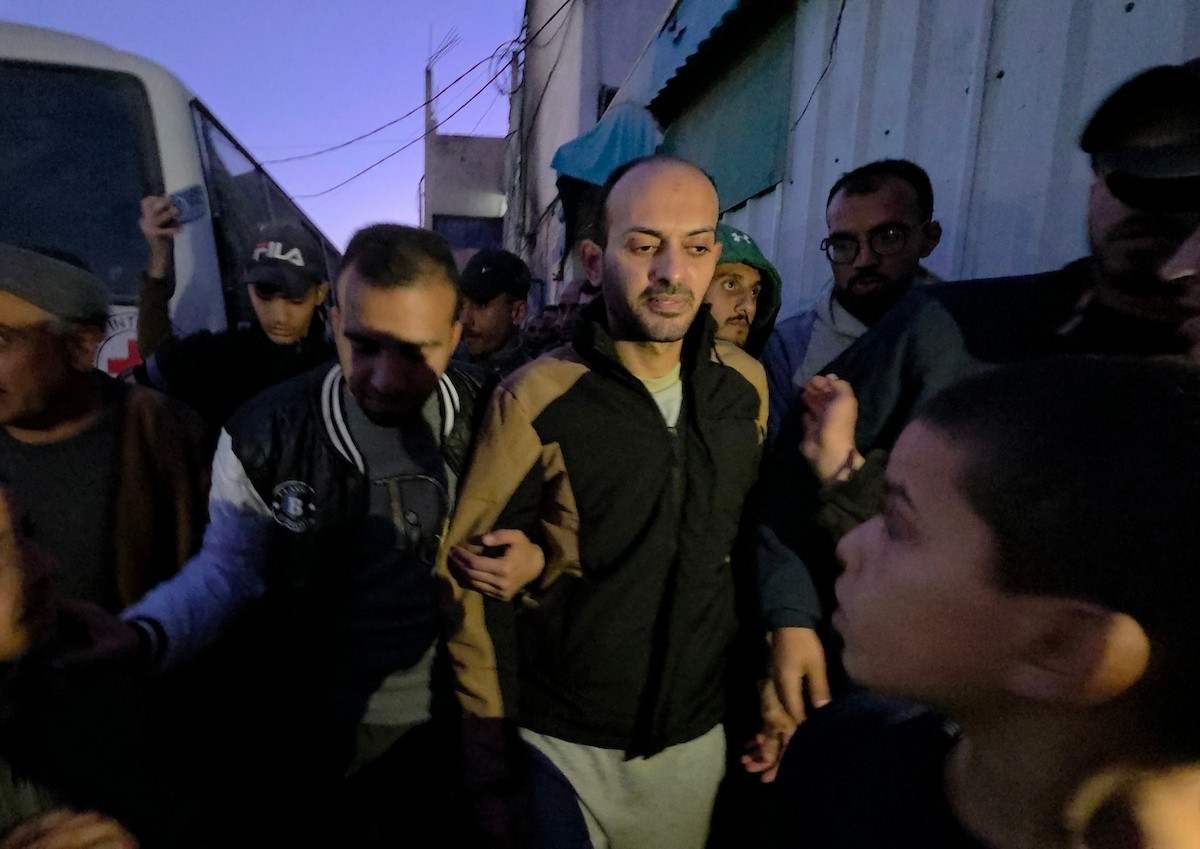 نُقل سبعة أسرى فلسطينيين أفرجت عنهم القوات الإسرائيلية إلى مستشفى شهداء الأقصى عبر اللجنة الدولية للصليب الأحمر، في دير البلح، وسط قطاع غزة، بتاريخ 25 يناير/كانون الثاني 2026. (صورة: أحمد إبراهيم)