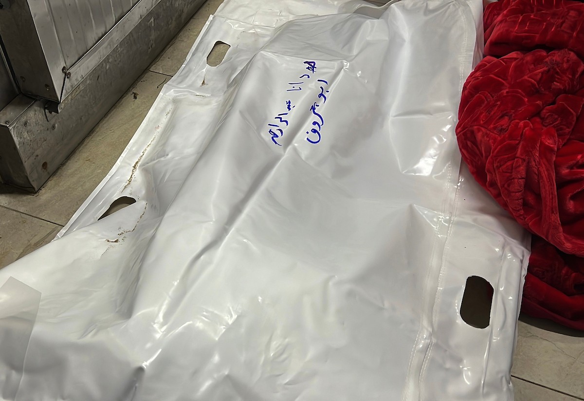 وصلت جثتا شخصين، أحدهما طفل، إلى مستشفى ناصر في خان يونس بعد غارة إسرائيلية استهدفت خيمة تأوي نازحين في منطقة المواصي غرب خان يونس، جنوب قطاع غزة، في 5 يناير/كانون الثاني 2026. (صورة: طارق محمد)