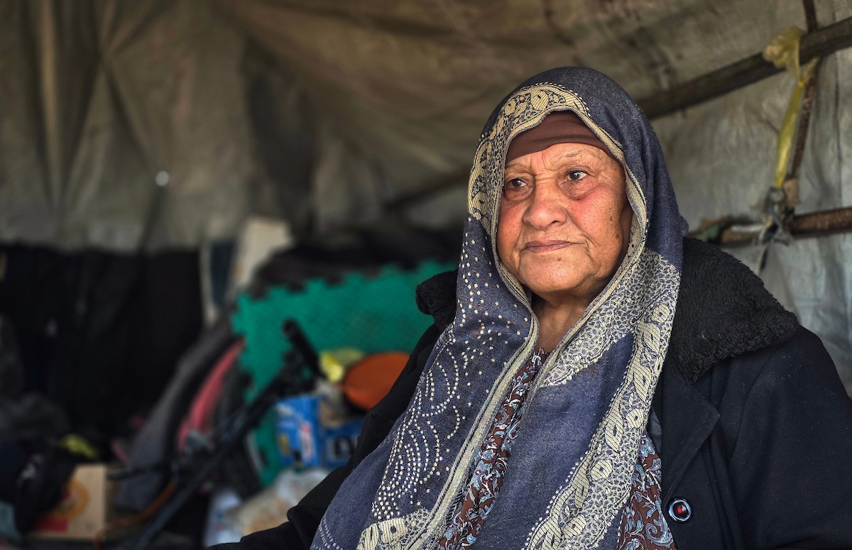 يعيش الفلسطيني سامي أبو سعادة مع والدته داخل عربة جرار، ويستخدم مضخة نفخ مطاطية لمساعدة والدته التي تعاني من صعوبة في التنفس. خان يونس، جنوب قطاع غزة، 7 يناير/كانون الثاني 2026، صورة: طارق محمد