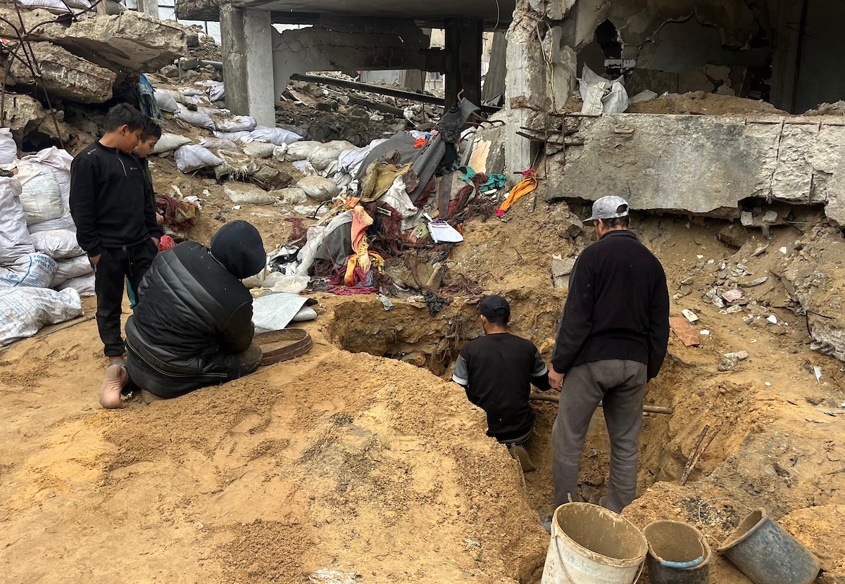 على مدى 160 يومًا، استخدم الفلسطيني اسماعيل ابو حماد، البالغ من العمر 45 عامًا، مجرفة وفأسًا ومنخلًا في محاولة للعثور على رفات عائلته بعد أن فقد زوجته وأطفاله الستة في هجوم إسرائيلي على حي الصبرة بمدينة غزة ، 19 يناير/كانون الثاني 2026. (صورة: مطر الزاق)