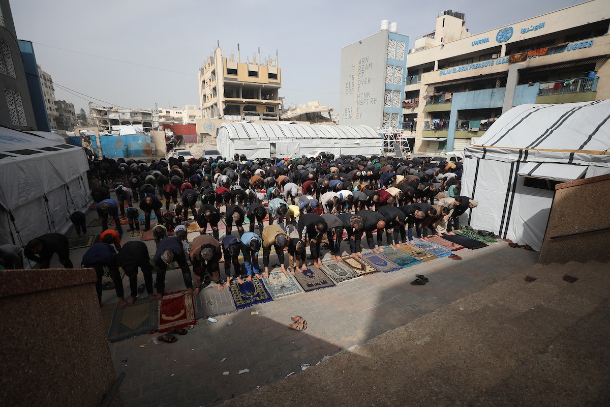 يؤدي الفلسطينيون صلاة الجمعة داخل مدرسة تابعة لوكالة الأونروا، حُوِّلت إلى ملجأ بعد نزوح عائلات منها جراء الهجمات الإسرائيلية منذ 7 أكتوبر/تشرين الأول 2023، في مدينة غزة. 30 يناير/كانون الثاني 2026. صورة: عمر أشتوي