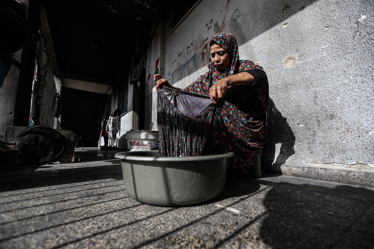 عائلات فلسطينية نزحت جراء الهجمات الإسرائيلية منذ 7 أكتوبر/تشرين الأول 2023، تأوي إلى مدرسة تابعة لوكالة الأونروا في حي تل الهوى بمدينة غزة. 26 يناير/كانون الثاني 2026، بعدسة عمر أشتوي