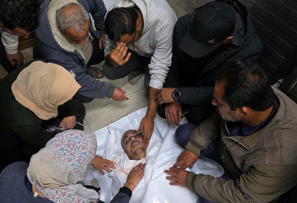 وصل جثمان منار سعيد المدهون، 41 عامًا، إلى مجمع ناصر الطبي بعد إصابته برصاص الجيش الإسرائيلي في منطقة الإقليمي، جنوب خان يونس في جنوب قطاع غزة. 25 يناير/كانون الثاني 2026. صورة: طارق محمد