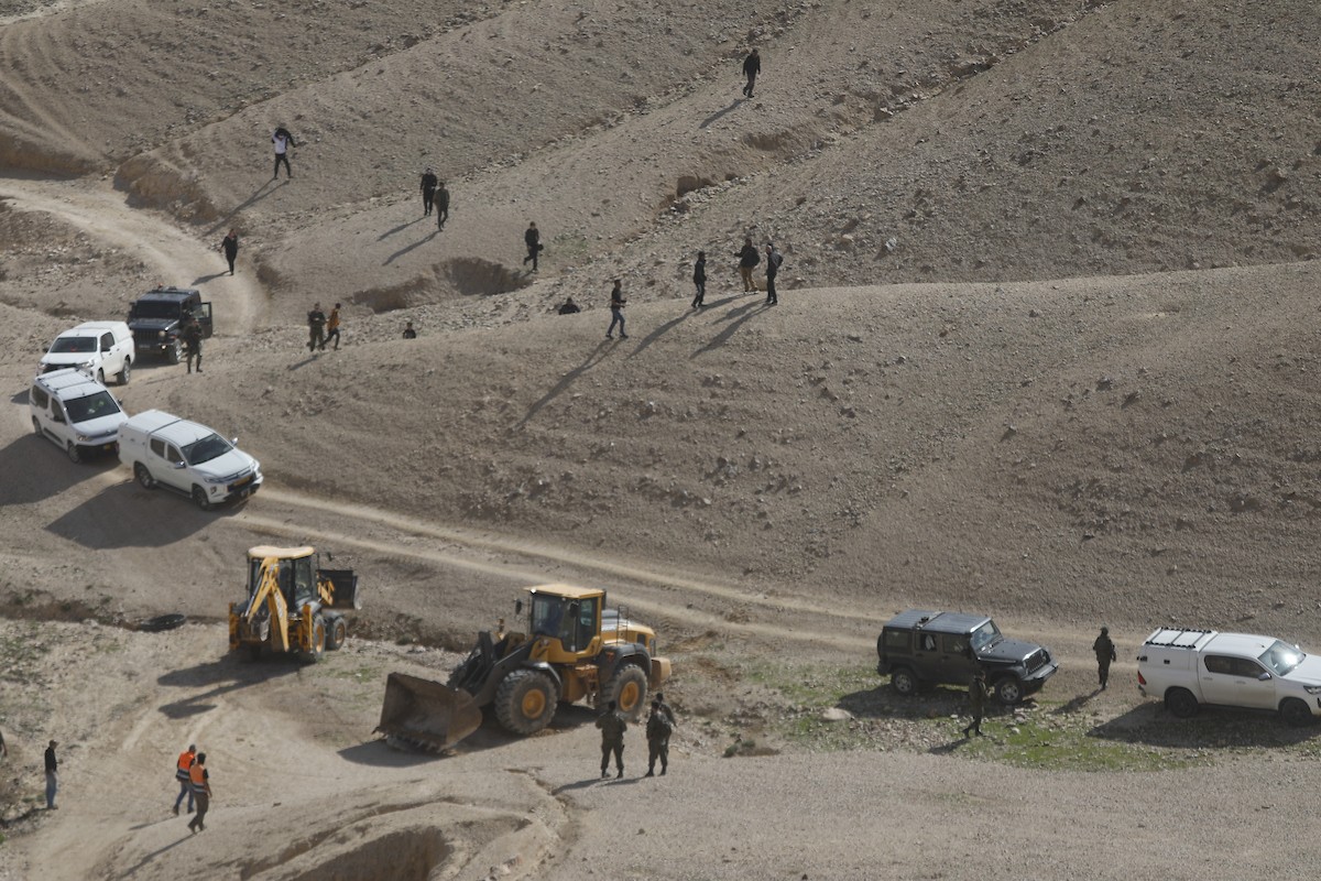 جرافات عسكرية إسرائيلية تهدم ستة منازل تعود لسكان بدو فلسطينيين جنوب الخليل، ضمن حملة أوسع تستهدف المجتمعات البدوية في المنطقة، 26 يناير/كانون الثاني 2026. صورة: مأمون وزواز