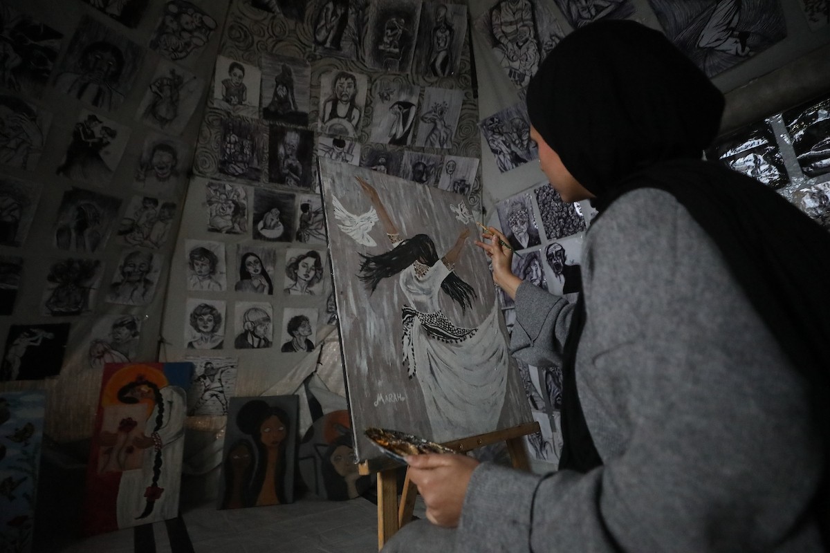 الفلسطينية مرَح خالد الزعانين (18 عاما) تحول خيمة نزوحها في مدينة غزة إلى معرض فني، 28 يناير/كانون الثاني 2026. تصوير: عمر أشتوي