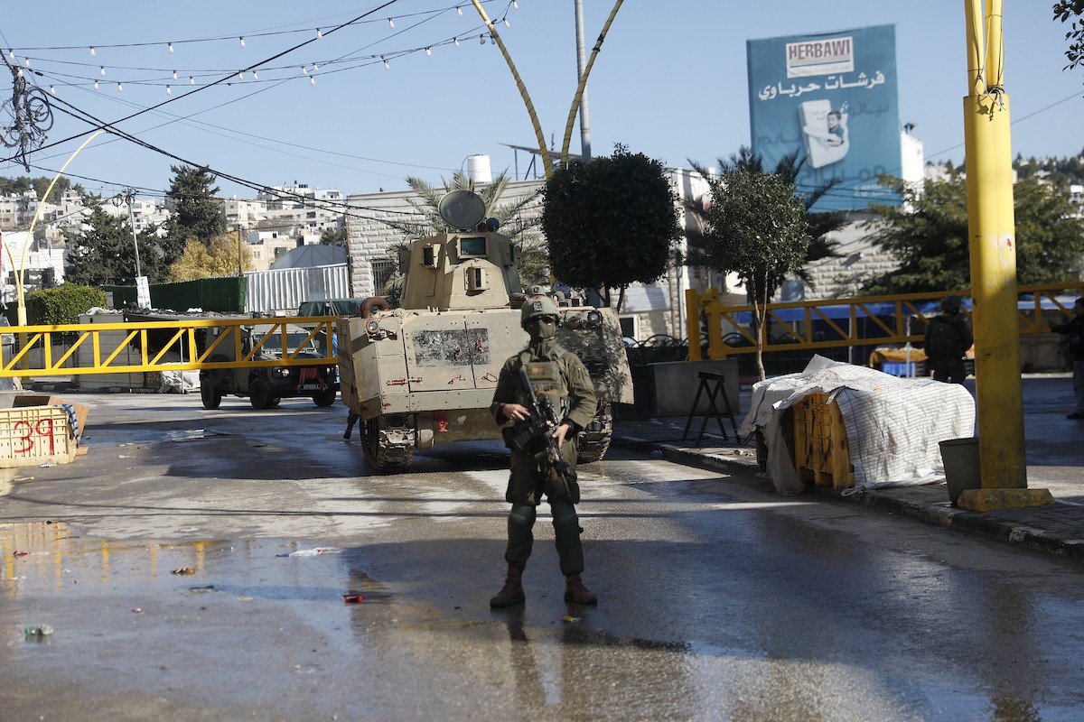 الجيش الإسرائيلي يشن عملية عسكرية واسعة النطاق في الخليل، جنوب الضفة الغربية، 19 يناير/كانون الثاني 2026. صورة: مأمون وزواز