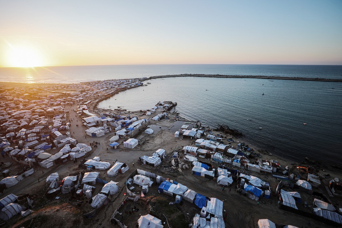 مشاهد عامة لخيام النازحين على شاطئ مدينة غزة. يعاني النازحون معاناة مضاعفة من ويلات النزاع وقسوة الأحوال الجوية، إذ لا توفر الخيام أي حماية من برد الشتاء القارس والأمطار الغزيرة، 3 يناير/كانون الثاني 2026. تصوير: عمر أشتوي