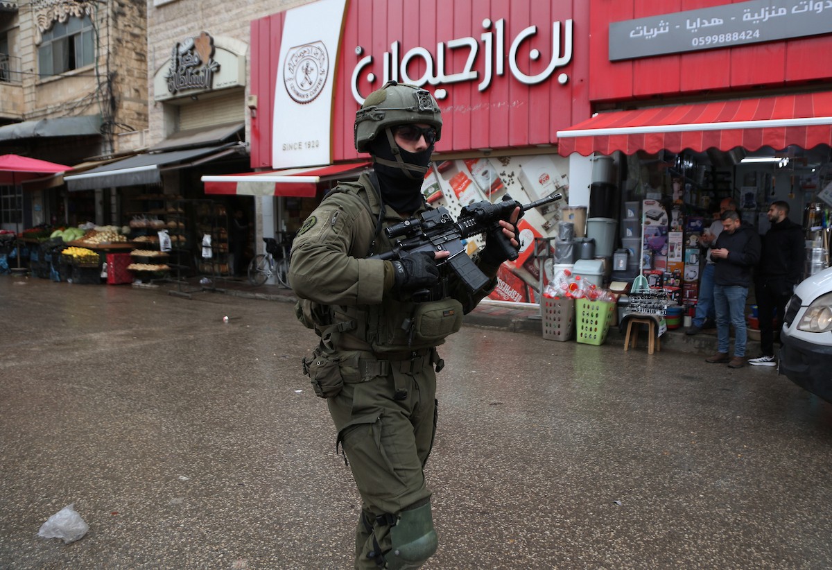 القوات الإسرائيلية تداهم عدد من المحال التجارية في السوق المركزي وتطلق النار تجاه بناية سكنية، وتوقف عدد من المواطنين في البلدة القديمة بمدينة نابلس، 1 يناير/كانون الثاني ٢٠٢٦. صورة: محمد ناصر
