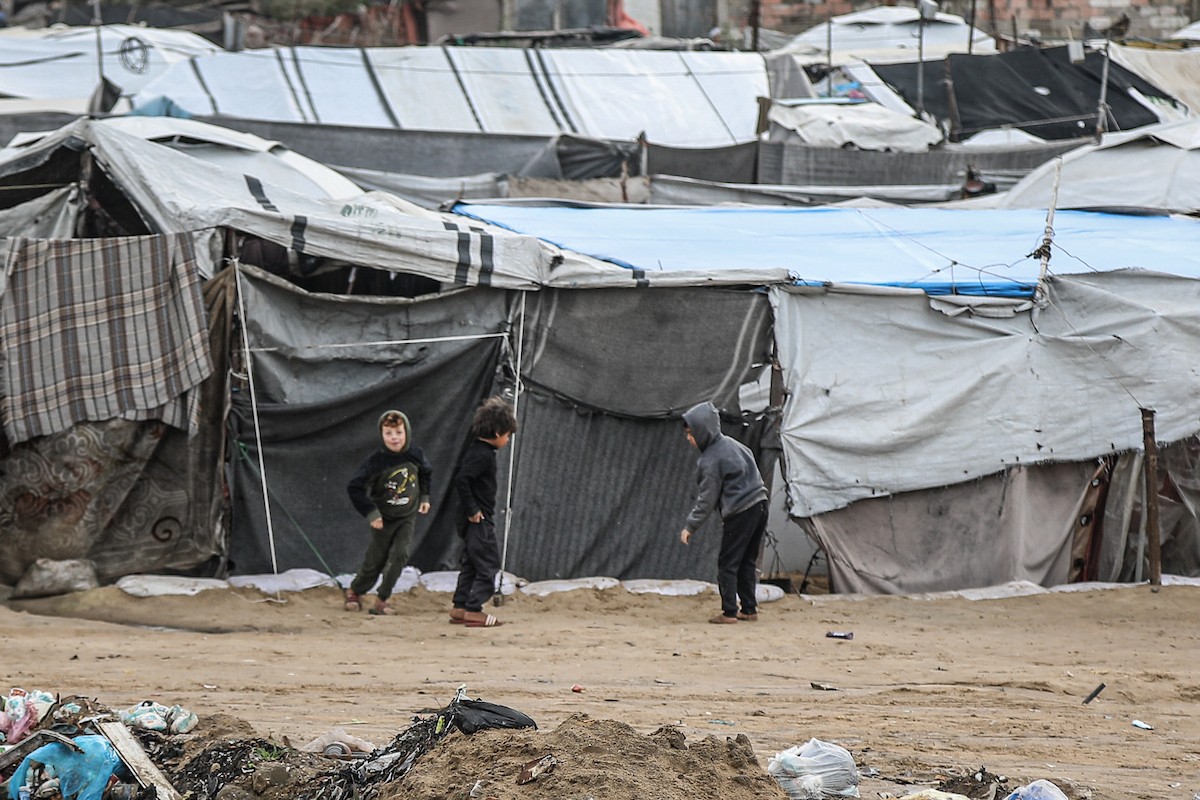 تواصل العائلات الفلسطينية النازحة المقيمة في مخيم الزوايدة وسط قطاع غزة حياتها اليومية في ظل ظروف قاسية داخل خيام متهالكة لا توفر أي حماية أو دفء من برد الشتاء القارس، 18 يناير/كانون الثاني 2026. صورة: رمزي أبو عامر