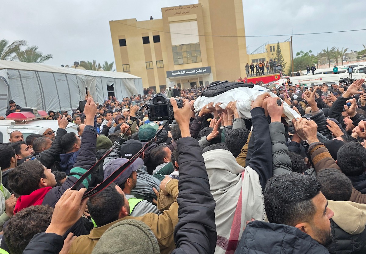 موكب جنازة ثلاثة صحفيين في مستشفى ناصر بخان يونس. وكان الصحفيون قد استشهدوا أمس عندما استهدف الجيش الإسرائيلي سيارة تابعة للجنة المصرية أثناء عملهم في منطقة الزهراء وسط قطاع غزة، 22 يناير/كانون الثاني 2026 (صورة: طارق محمد)