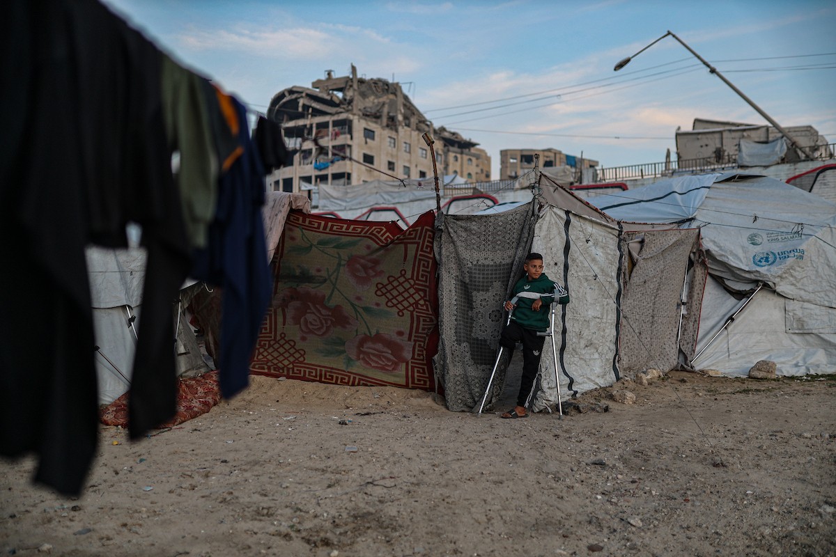 الطفل عمر حلاوة (13عاما) يزور مكان دفن ساقه المبتور يوميا، بعد إصابته في غارة إسرائيلية خلال الحرب على غزة، 31 ديسمبر/كانون الأول 2025. تصوير: عمر أشتوي