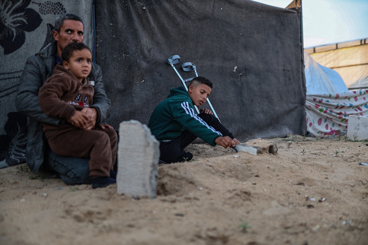 الطفل عمر حلاوة (13عاما) يزور مكان دفن ساقه المبتور يوميا، بعد إصابته في غارة إسرائيلية خلال الحرب على غزة، 31 ديسمبر/كانون الأول 2025. تصوير: عمر أشتوي