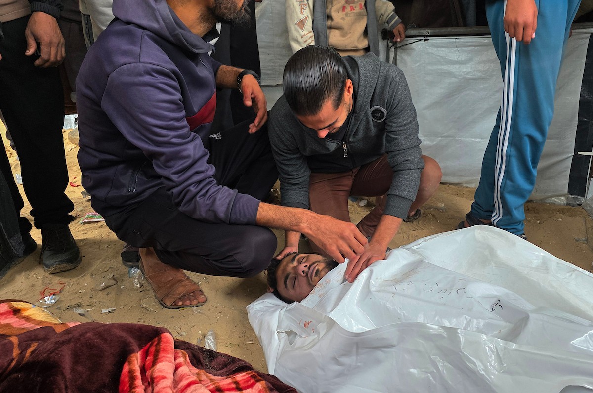 ودّع فلسطينيون فراس أحمد أبو شنب وأحمد حسام نعيم، اللذين استشهدا بنيران الجيش الإسرائيلي في خان يونس، جنوب قطاع غزة. 2 يناير/كانون الثاني 2026. صورة: طارق محمد