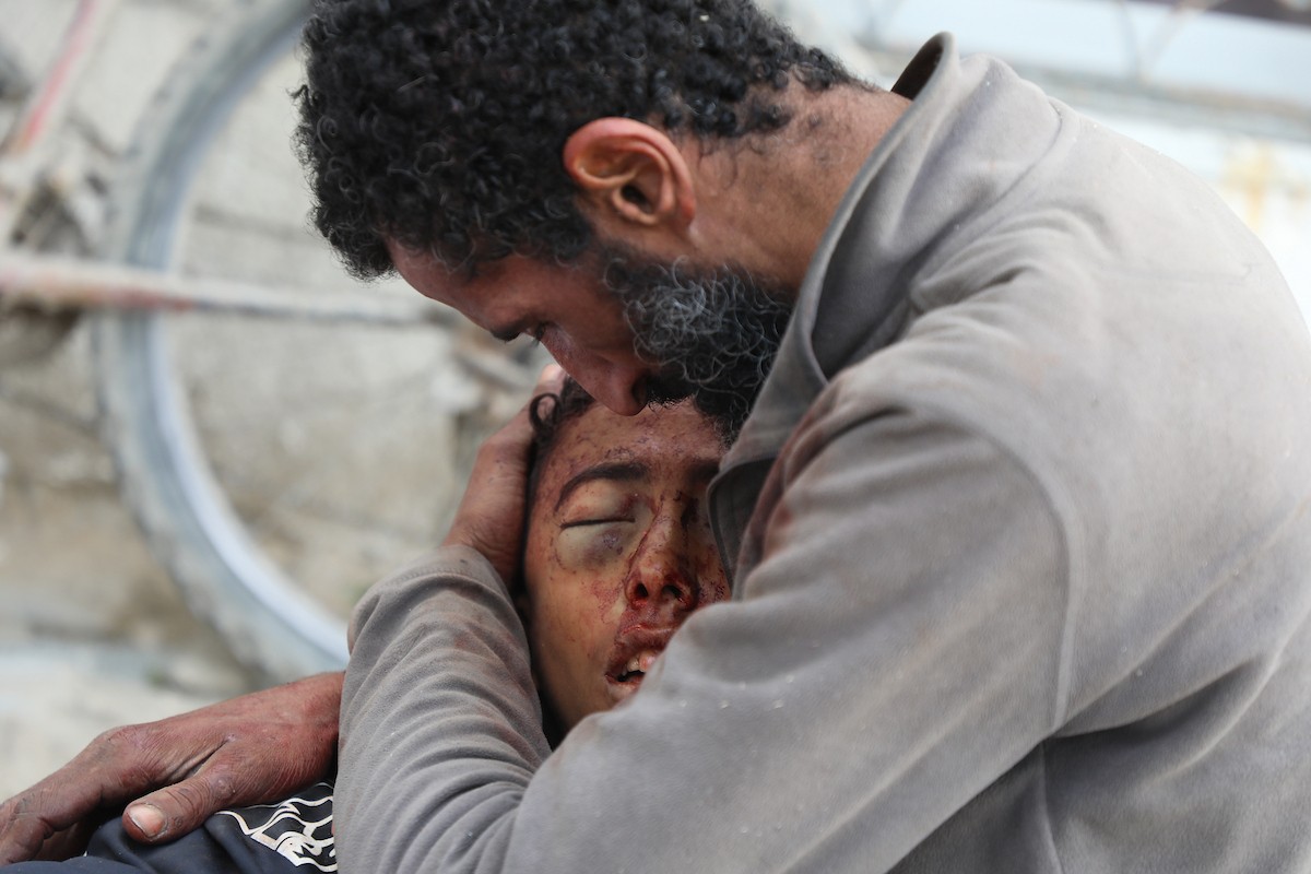 حضر أقارب شاب فلسطيني، قُتل بنيران الجيش الإسرائيلي، مراسم الدفن التي أقيمت في مستشفى الشفاء بمدينة غزة، في 24 يناير/كانون الثاني 2026. (صورة: عمر أشتوي)