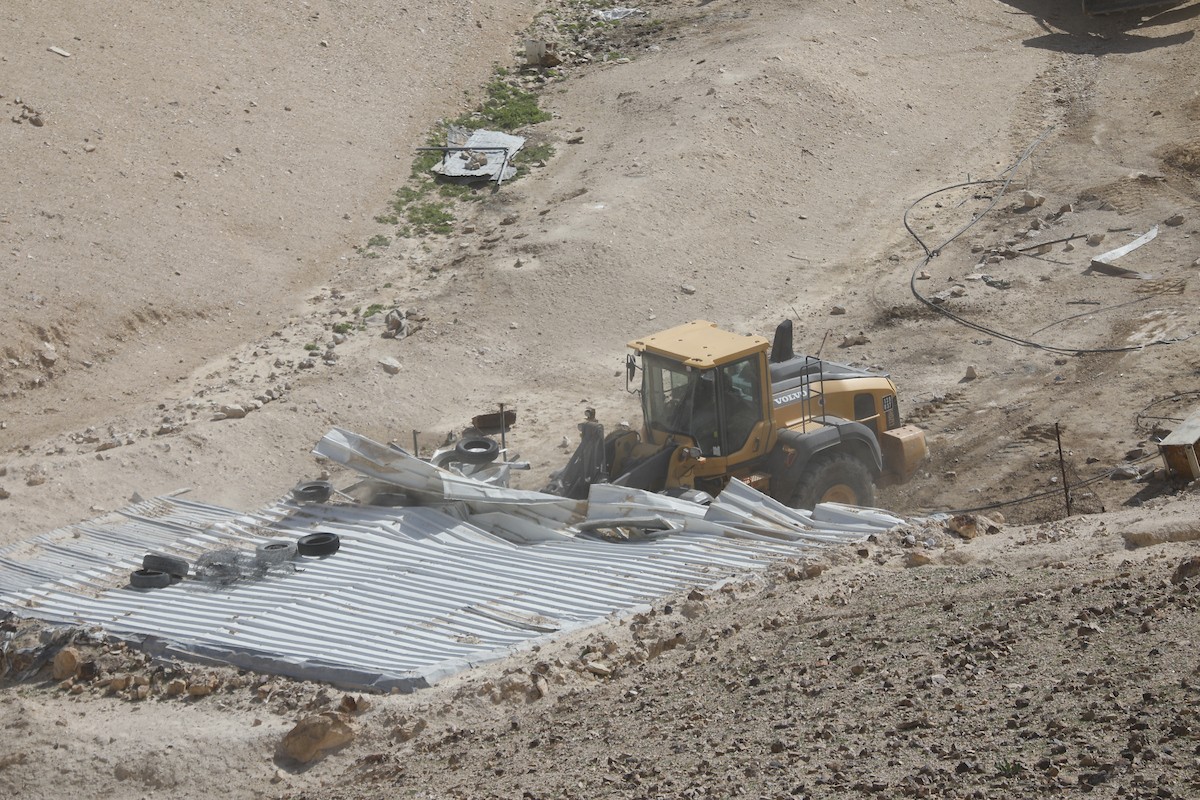 جرافات عسكرية إسرائيلية تهدم ستة منازل تعود لسكان بدو فلسطينيين جنوب الخليل، ضمن حملة أوسع تستهدف المجتمعات البدوية في المنطقة، 26 يناير/كانون الثاني 2026. صورة: مأمون وزواز