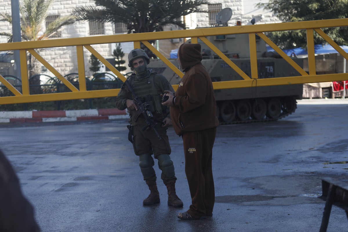 الجيش الإسرائيلي يشن عملية عسكرية واسعة النطاق في الخليل، جنوب الضفة الغربية، 19 يناير/كانون الثاني 2026. صورة: مأمون وزواز