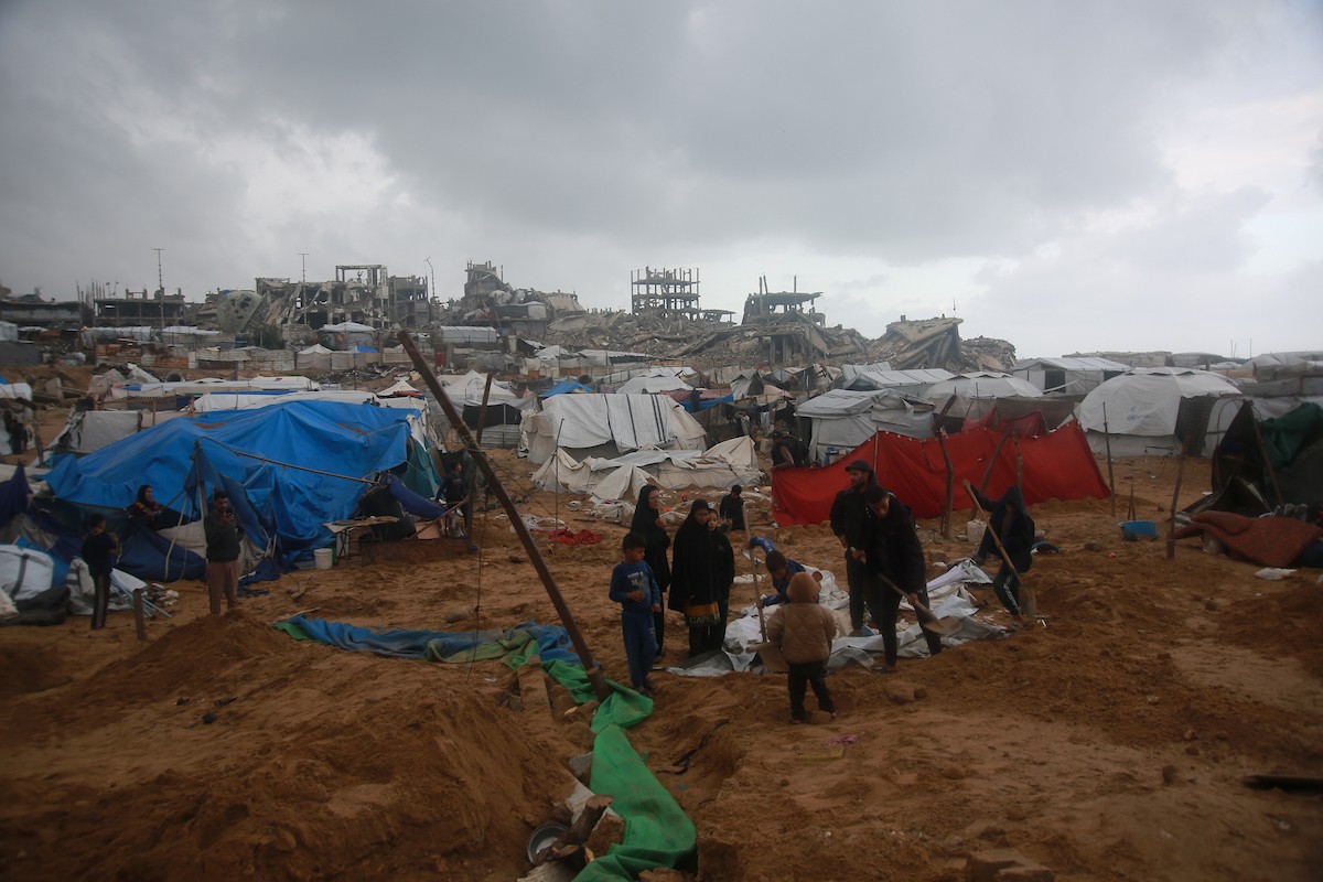 يحاول فلسطينيون استعادة ممتلكاتهم من موقع غارة جوية إسرائيلية استهدفت خيامًا في مدينة غزة ليلة أمس، 9 يناير/كانون الثاني 2026. صورة: عمر أشتوي