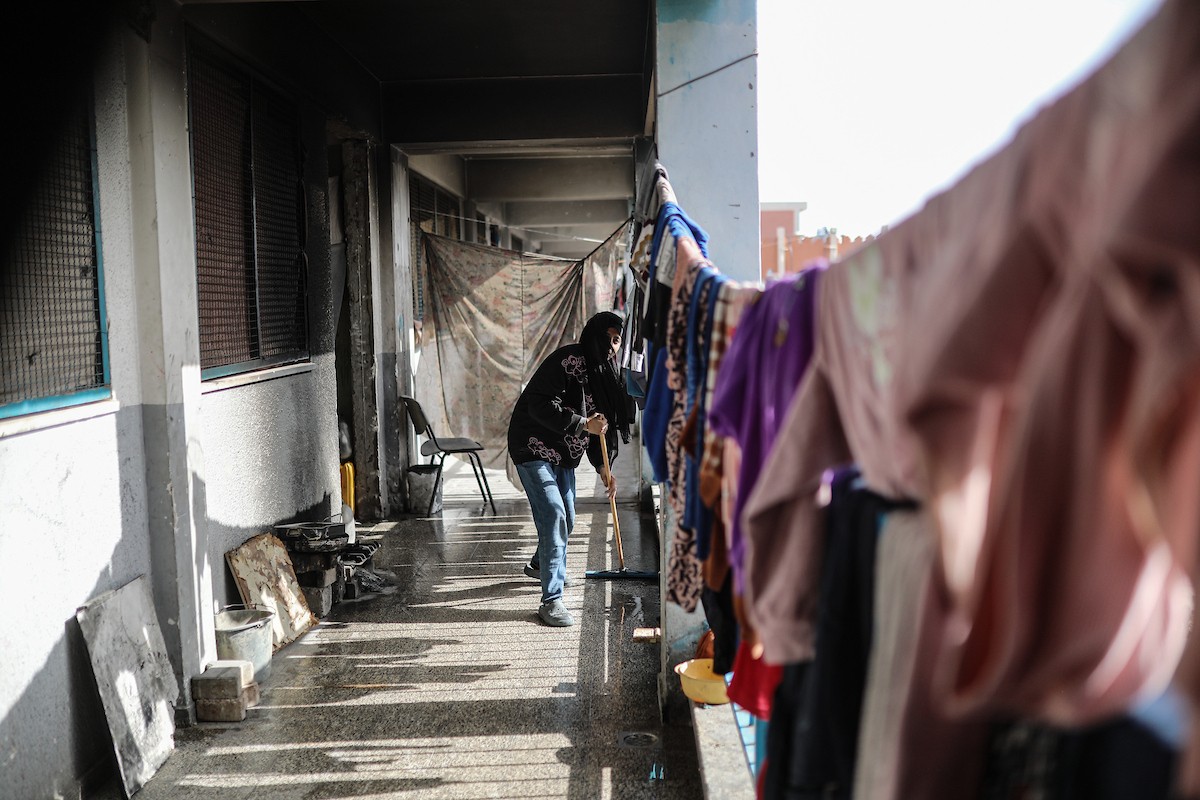 عائلات فلسطينية نزحت جراء الهجمات الإسرائيلية منذ 7 أكتوبر/تشرين الأول 2023، تأوي إلى مدرسة تابعة لوكالة الأونروا في حي تل الهوى بمدينة غزة. 26 يناير/كانون الثاني 2026، بعدسة عمر أشتوي