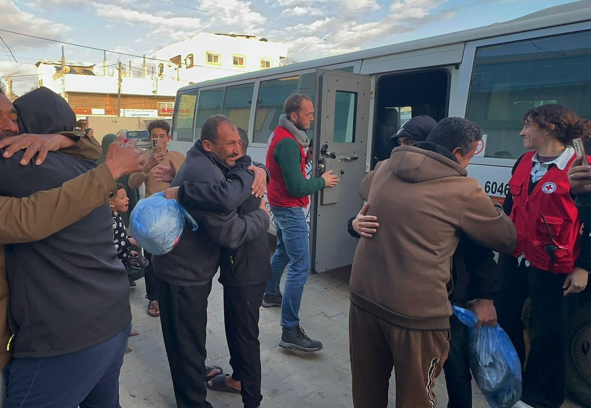 نُقل ثمانية أسرى فلسطينيين أفرجت عنهم القوات الإسرائيلية إلى مستشفى شهداء الأقصى عبر اللجنة الدولية للصليب الأحمر في دير البلح، غزة، في 19 يناير/كانون الثاني 2026. (صورة: أحمد إبراهيم)