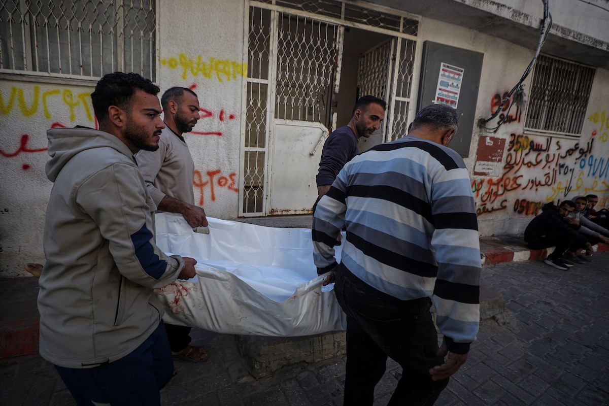 نُقل جثمان الطفلة الفلسطينية همسة حوسو، البالغة من العمر 12 عامًا، والتي قُتلت بنيران إسرائيلية في جباليا، إلى مستشفى الشفاء في مدينة غزة يوم الخميس 8 يناير/كانون الثاني 2026. (صورة: عمر أشتوي)