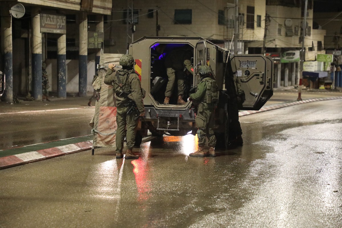 اقتحمت آليات عسكرية إسرائيلية المنطقة الشرقية من مدينة نابلس فجر اليوم، 29 يناير/كانون الثاني 2026، لتأمين دخول المستوطنين الإسرائيليين إلى قبر يوسف في مدينة نابلس بالضفة الغربية. (صورة: محمد ناصر/apaimages)