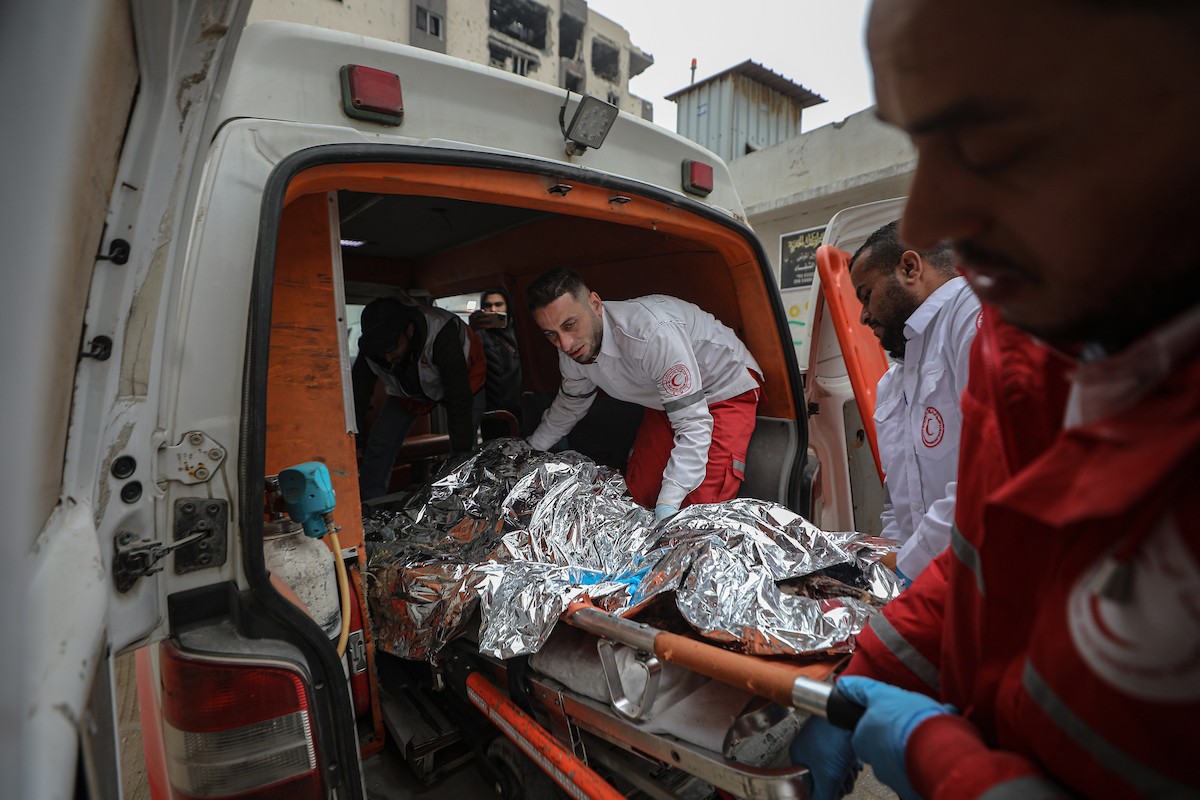وصلت جثامين أربعة مواطنين إلى مستشفى الشفاء. قُتلوا في هجوم إسرائيلي استهدف مجموعة من المدنيين جنوب حي الزيتون في مدينة غزة. 22 يناير/كانون الثاني 2026 . صورة: عمر أشتوي