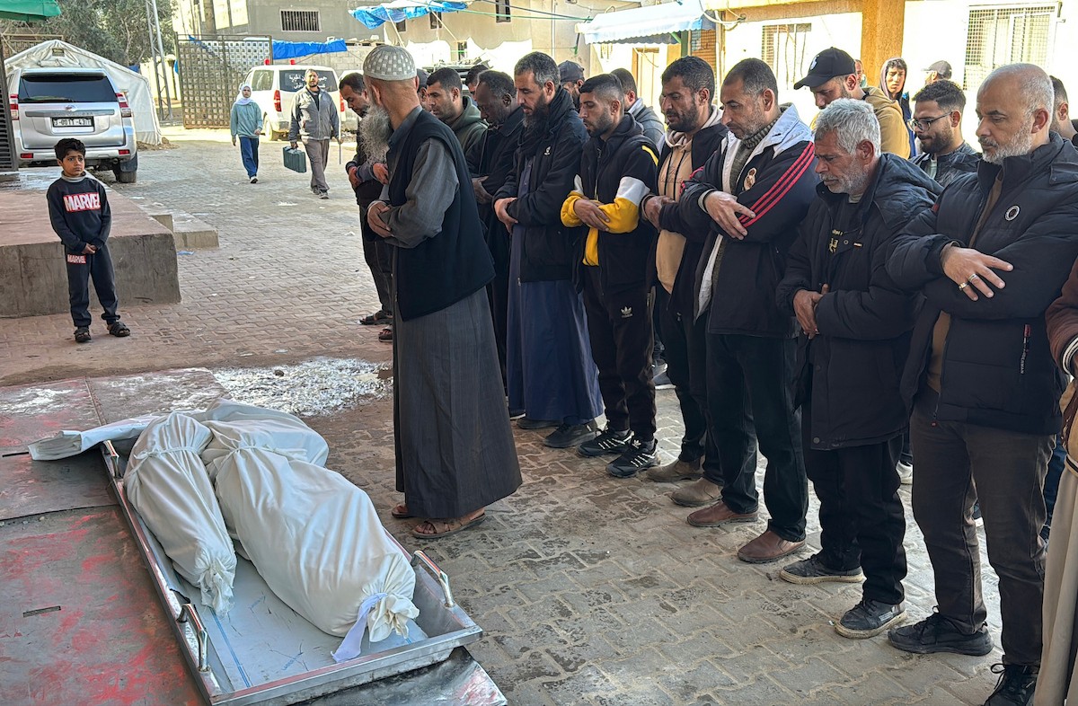 ودّع الفلسطينيون جثماني إبراهيم محمد الشنا (29 عامًا) وابنه محمد (8 أعوام) في مستشفى شهداء الأقصى بدير البلح. وقد توفي الاثنان إثر انهيار منزلهما عليهما في مخيم المغازي للاجئين وسط قطاع غزة. في غضون ذلك 5 يناير/كانون الثاني 2026. صورة: أحمد إبراهيم