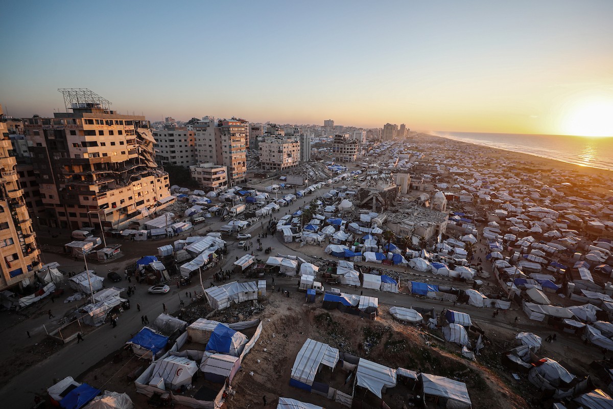 مشاهد عامة لخيام النازحين على شاطئ مدينة غزة. يعاني النازحون معاناة مضاعفة من ويلات النزاع وقسوة الأحوال الجوية، إذ لا توفر الخيام أي حماية من برد الشتاء القارس والأمطار الغزيرة، 3 يناير/كانون الثاني 2026. تصوير: عمر أشتوي