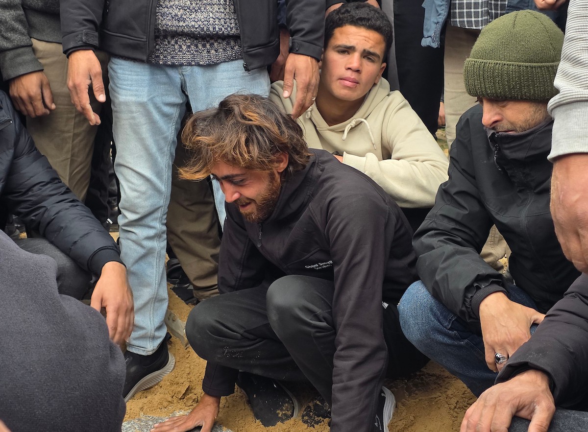 موكب جنازة ثلاثة صحفيين في مستشفى ناصر بخان يونس. وكان الصحفيون قد استشهدوا أمس عندما استهدف الجيش الإسرائيلي سيارة تابعة للجنة المصرية أثناء عملهم في منطقة الزهراء وسط قطاع غزة، 22 يناير/كانون الثاني 2026 (صورة: طارق محمد)