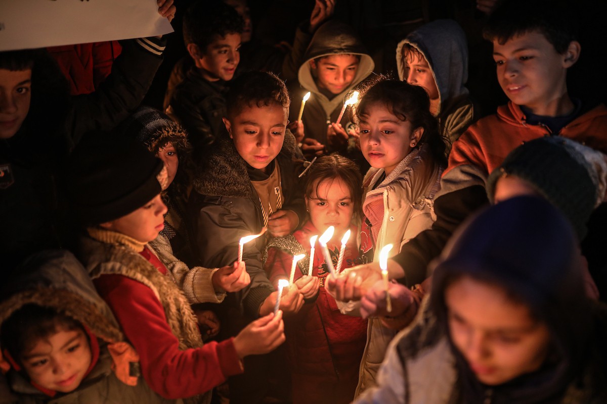 أطفال في وقفة احتجاجية في مخيم الشاطئ غرب مدينة غزة ليلة رأس السنة الميلادية 2026، 1 يناير/كانون الثاني 2026. تصوير: عمر أشتوي