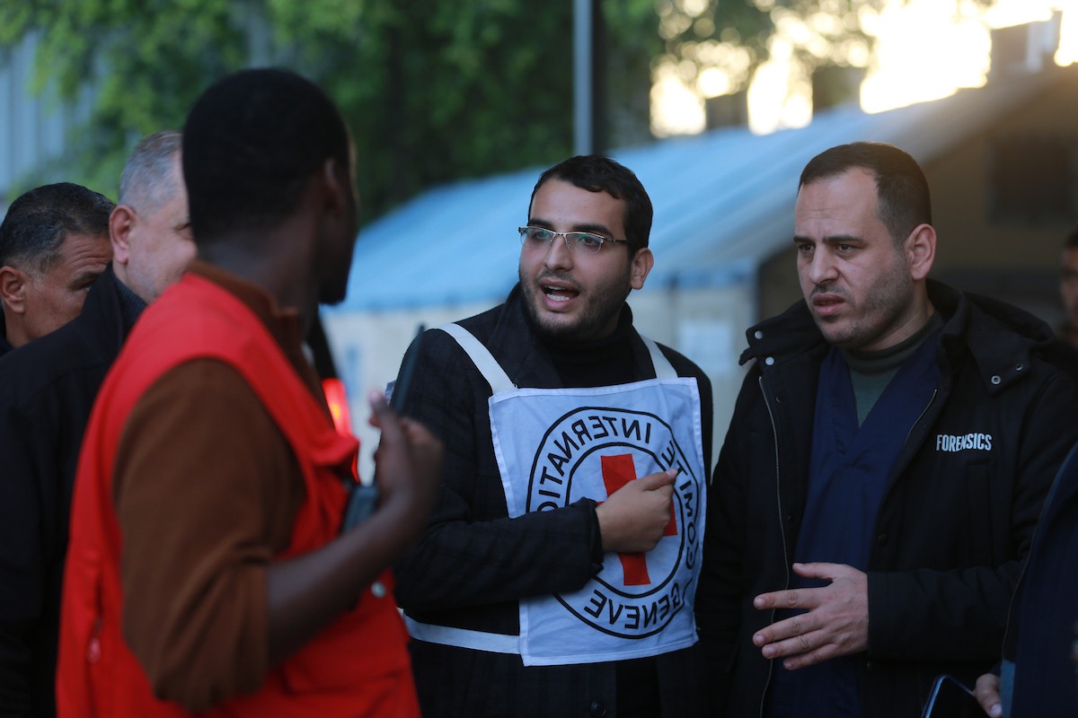 وصول 15 جثة لفلسطينيين سلمتها إسرائيل عبر اللجنة الدولية للصليب الأحمر إلى مجمع الشفاء الطبي في مدينة غزة، 29 يناير/كانون الثاني 2026. تصوير: عمر أشتوي