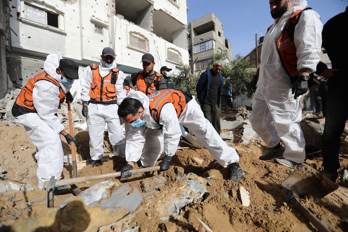 استخراج رفات 50 شهيدا دفنت خلال حرب الإبادة على قطاع غزة، من مقبرة مؤقتة في ساحات مسجد صلاح الدين بحي الزيتون، لنقلها إلى مقبرة دائمة في مدينة غزة، 25 يناير/كانون الثاني 2026. صورة: عمر أشتوي