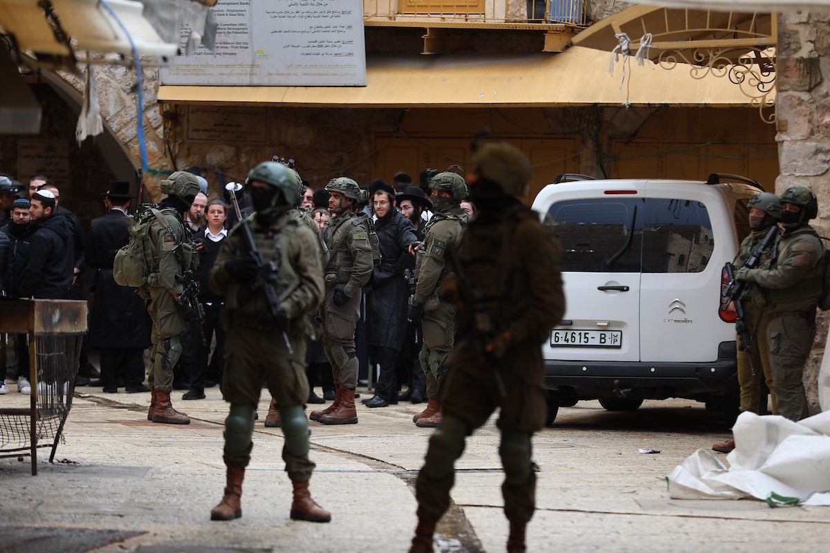 جولة استفزازية للمستوطنين بحماية قوات جيش الاحتلال الإسرائيلي في مدينة الخليل، جنوب الضفة الغربية ، 10 يناير/كانون الثاني 2026. تصوير مأمون وزواز