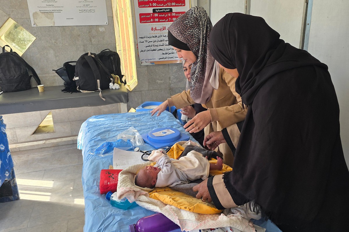 يتلقى الأطفال (دون سن الثالثة) التطعيمات في مستشفى ناصر بخان يونس جنوب قطاع غزة، 18 يناير/كانون الثاني 2026.تصوير: طارق محمد