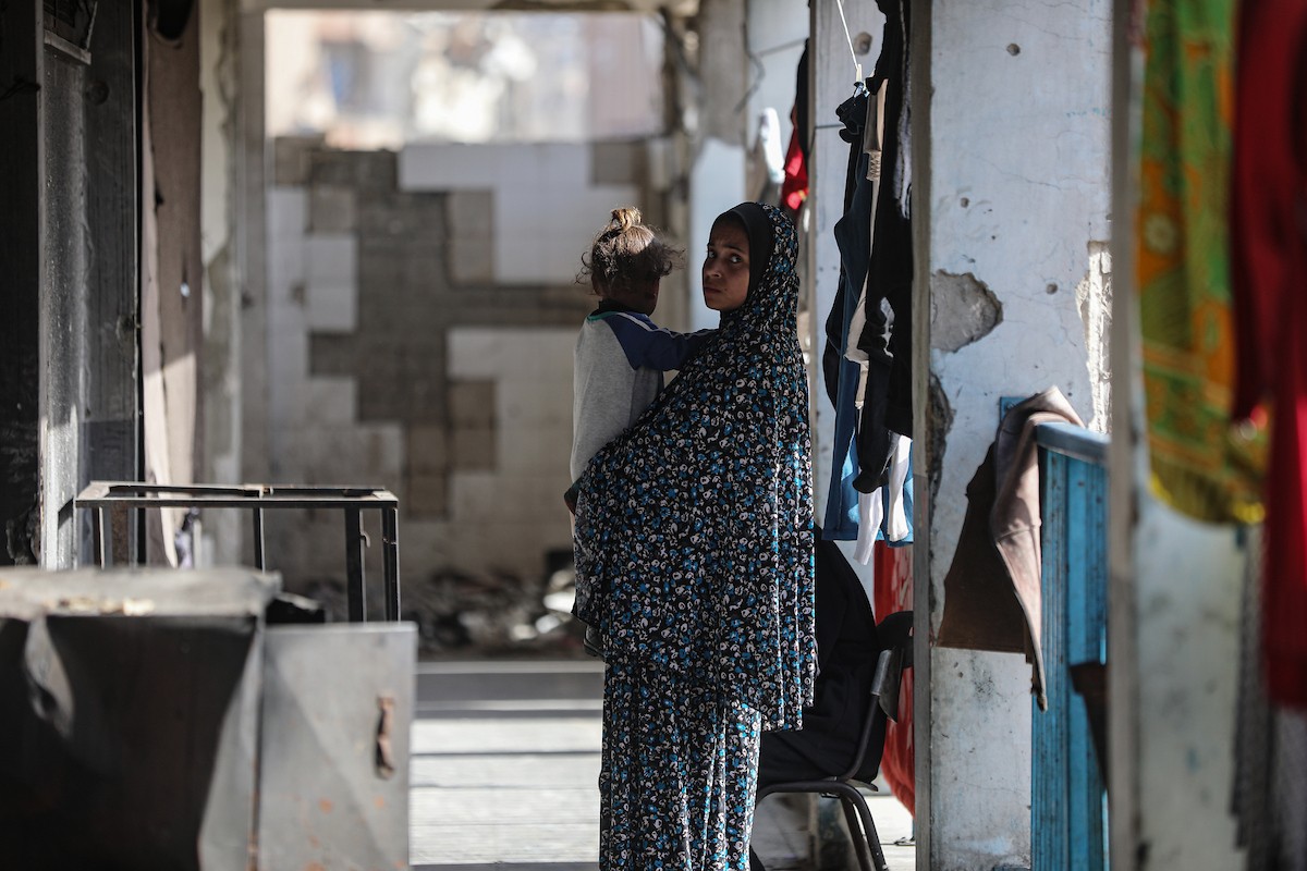 عائلات فلسطينية نزحت جراء الهجمات الإسرائيلية منذ 7 أكتوبر/تشرين الأول 2023، تأوي إلى مدرسة تابعة لوكالة الأونروا في حي تل الهوى بمدينة غزة. 26 يناير/كانون الثاني 2026، بعدسة عمر أشتوي