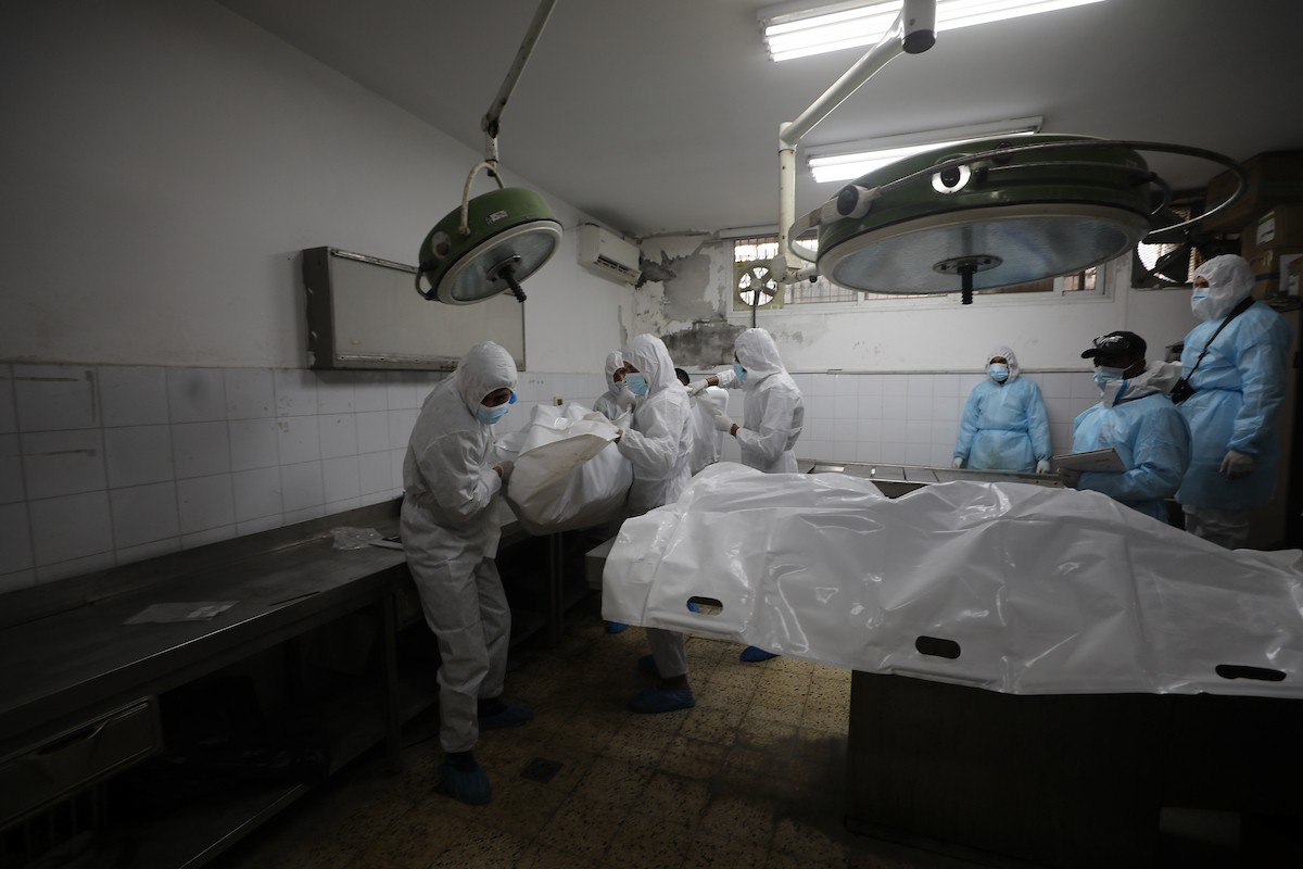 تُجري إدارة الطب الشرعي والأدلة الجنائية بوزارة العدل فحوصاتٍ لخمس عشرة جثة فلسطينية بمستشفى الشفاء في مدينة غزة، لمحاولة التعرف عليها، 30 يناير/كانون الثاني 2026. صورة: عمر أشتوي