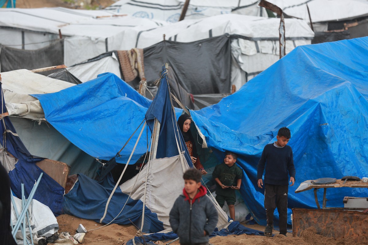 يحاول فلسطينيون استعادة ممتلكاتهم من موقع غارة جوية إسرائيلية استهدفت خيامًا في مدينة غزة ليلة أمس، 9 يناير/كانون الثاني 2026. صورة: عمر أشتوي