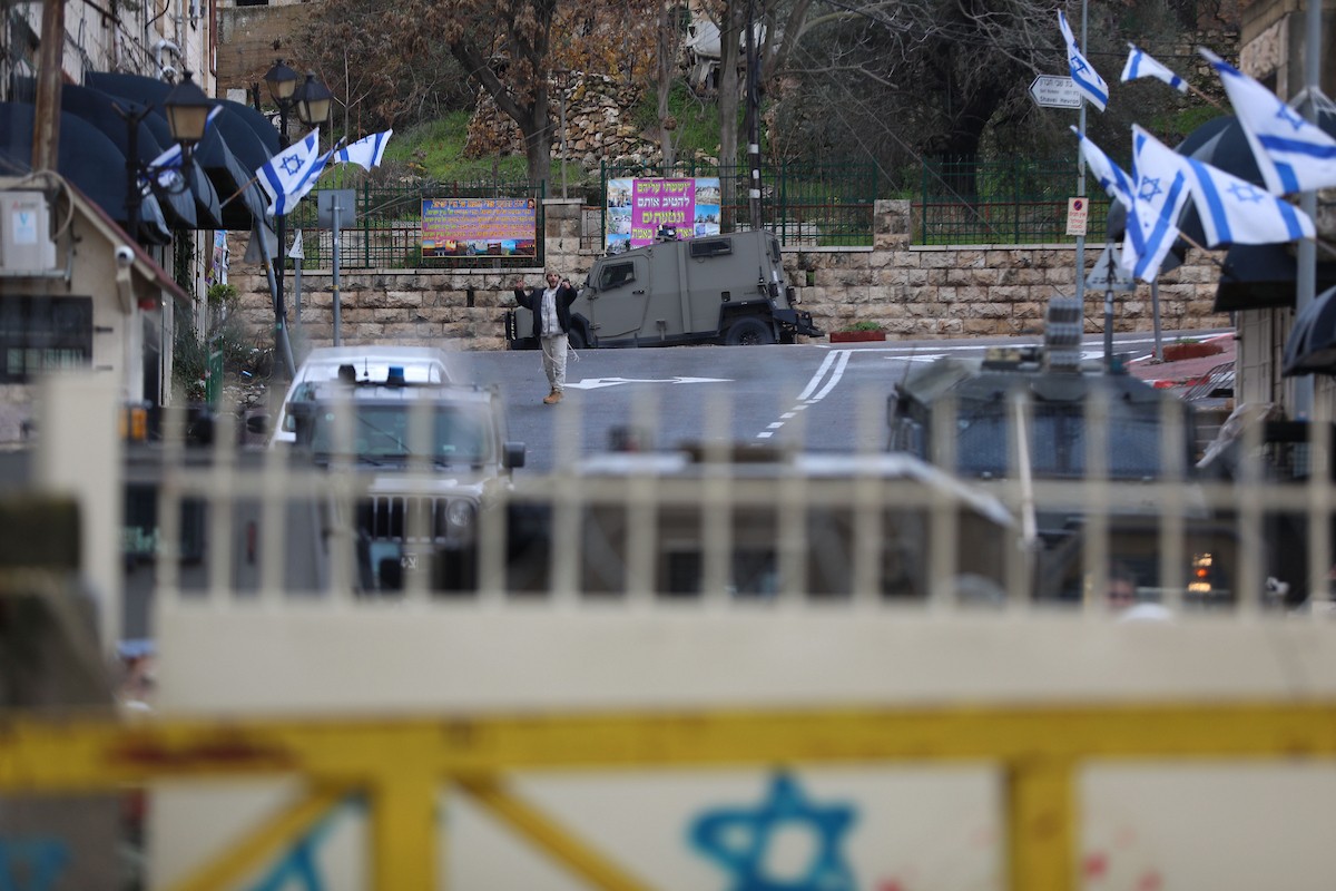 جولة استفزازية للمستوطنين بحماية قوات جيش الاحتلال الإسرائيلي في مدينة الخليل، جنوب الضفة الغربية ، 10 يناير/كانون الثاني 2026. تصوير مأمون وزواز