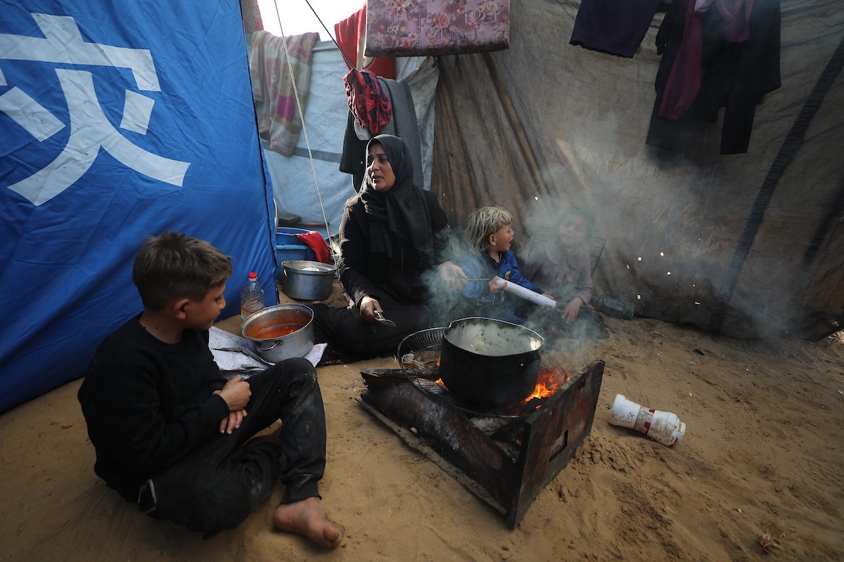 كفاح صبح (38 عامًا) فلسطينية، تكافح لإعالة أسرتها داخل خيمة ممزقة في مدينة غزة، وسط ظروف معيشية قاسية ونقص شبه تام في الضروريات الأساسية. 29 يناير/كانون الثاني 2026. تصوير: عمر أشتوي