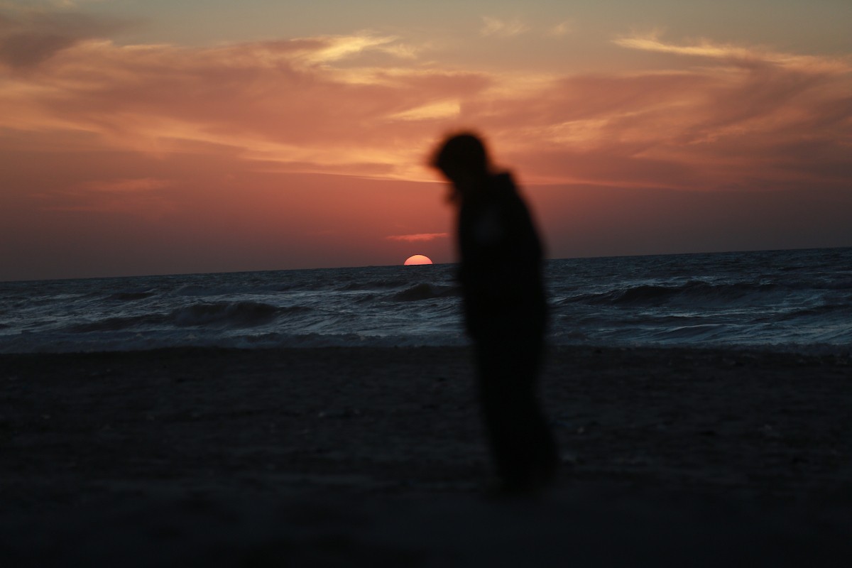 فلسطينيون يودعون عام 2025 بكتابة 2026 على رمال شاطئ غزة، 31 ديسمبركانون الأول 2025. صورة عمر أشتوي