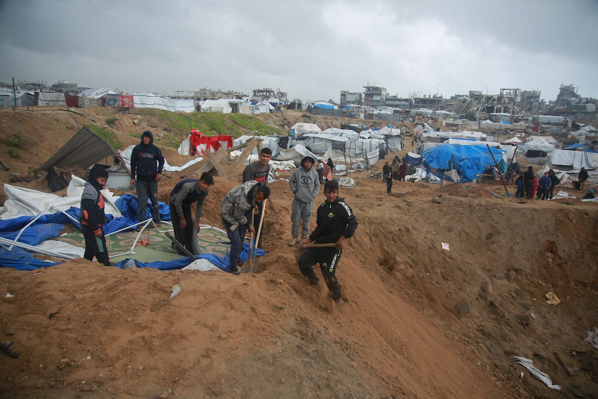 يحاول فلسطينيون استعادة ممتلكاتهم من موقع غارة جوية إسرائيلية استهدفت خيامًا في مدينة غزة ليلة أمس، 9 يناير/كانون الثاني 2026. صورة: عمر أشتوي