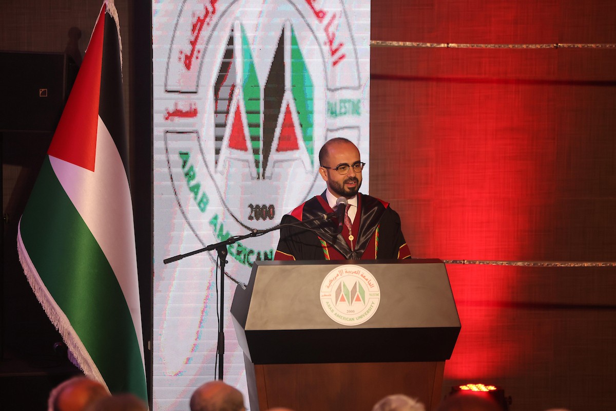 الرئيس الفلسطيني محمود عباس (أبو مازن) خلال زيارته للجامعة العربية الأمريكية ومنحه شهادة دكتوراه فخرية في العلوم الإنسانية، رام الله، الضفة الغربية، 15 يناير/كانون الثاني 2026. تصوير: ثائر غنايم