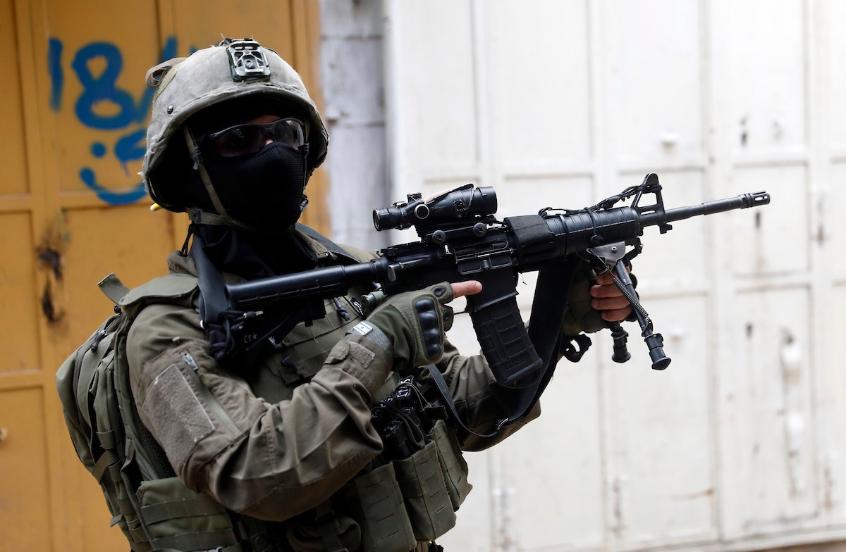 جنود إسرائيليون يتخذون إجراءات أمنية مشددة بإغلاق مداخل ومخارج منطقة البلدة القديمة في الخليل، الضفة الغربية، في 24 يناير/كانون الثاني 2026، خلال اقتحام  مستوطنون يهود البلدة(صورة: مأمون وزواز)