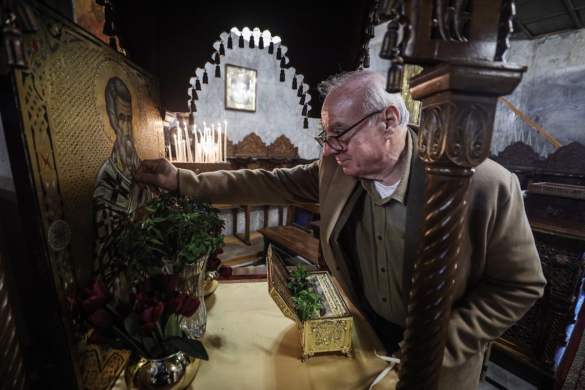 حضر مسيحيون أرثوذكس يحتفلون بعيد الميلاد وفقًا للتقويم الشرقي قداسًا في كنيسة القديس بورفيريوس اليونانية الأرثوذكسية في غزة في 7 يناير/كانون ثاني 2026. صورة من عمر أشتوي