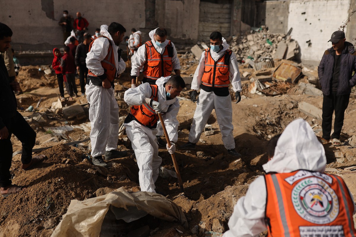 استخراج رفات 50 شهيدا دفنت خلال حرب الإبادة على قطاع غزة، من مقبرة مؤقتة في ساحات مسجد صلاح الدين بحي الزيتون، لنقلها إلى مقبرة دائمة في مدينة غزة، 25 يناير/كانون الثاني 2026. صورة: عمر أشتوي