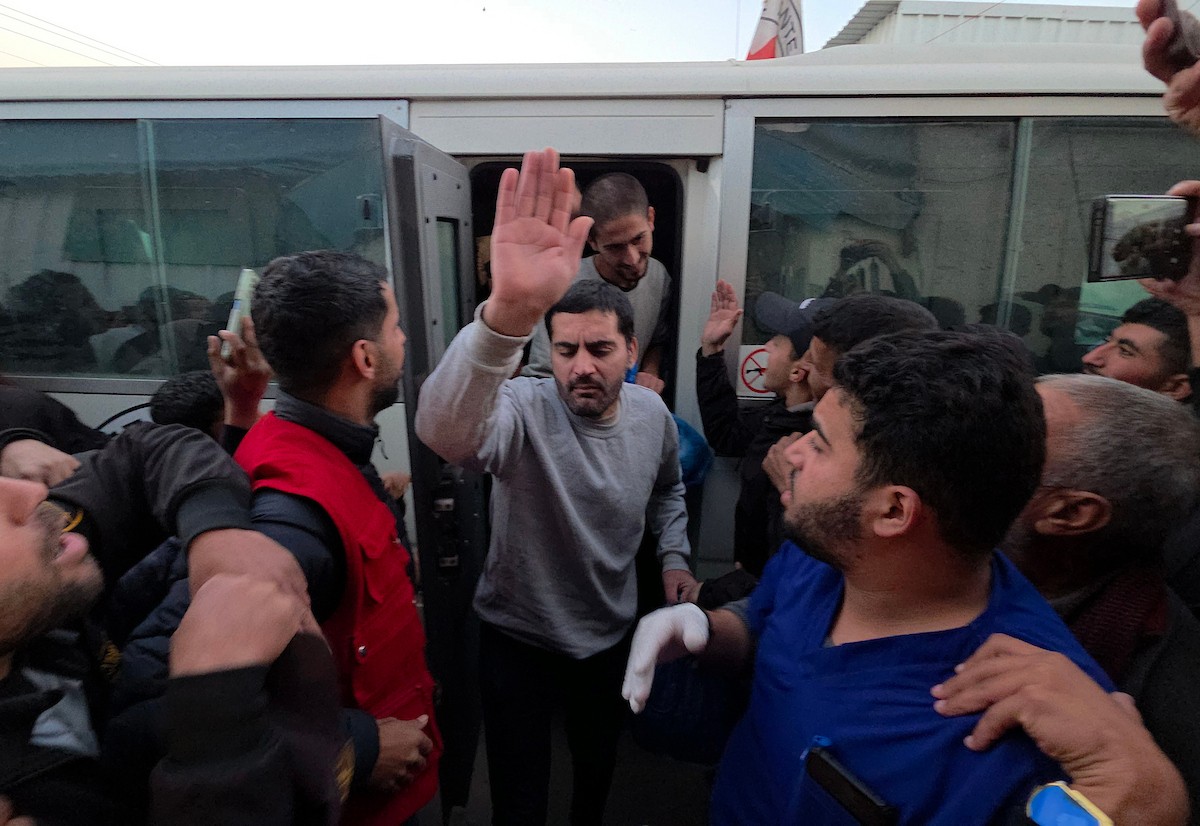 نُقل سبعة أسرى فلسطينيين أفرجت عنهم القوات الإسرائيلية إلى مستشفى شهداء الأقصى عبر اللجنة الدولية للصليب الأحمر، في دير البلح، وسط قطاع غزة، بتاريخ 25 يناير/كانون الثاني 2026. (صورة: أحمد إبراهيم)