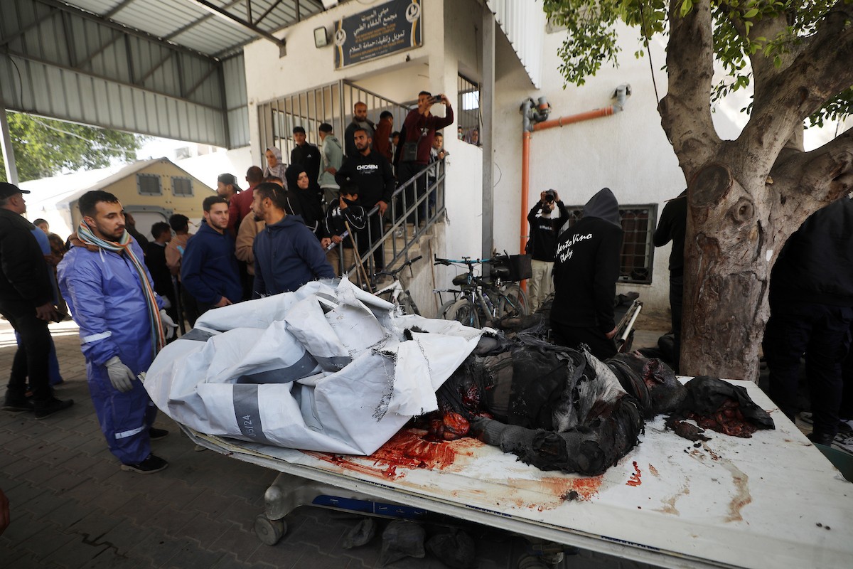 تُنقل جثث الضحايا إلى مستشفى الشفاء بعد هجوم إسرائيلي على مركز شرطة الشيخ رضوان، رغم وقف إطلاق النار في مدينة غزة، بتاريخ 31 يناير/كانون الثاني 2026. وألحق الهجوم على حي الشيخ رضوان غرب مدينة غزة أضرارًا جسيمة بالمباني والمركبات المجاورة. (صورة: عمر أشتوي)